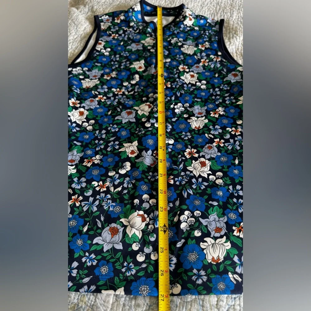 Sleeveless Floral Zip Mock-Neck Top in Navy/Blue
